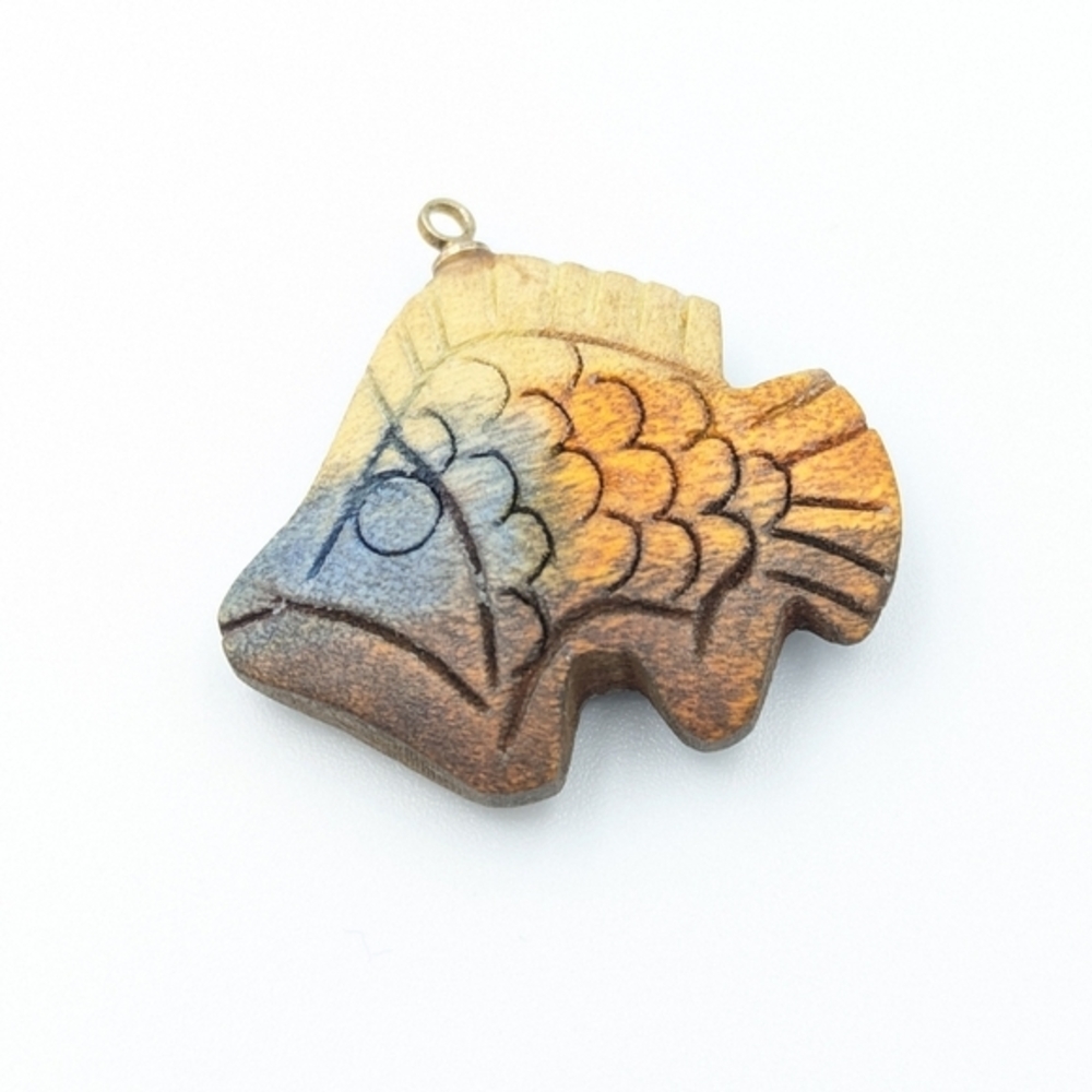 5/25$  Wood carved colourful fish pendant